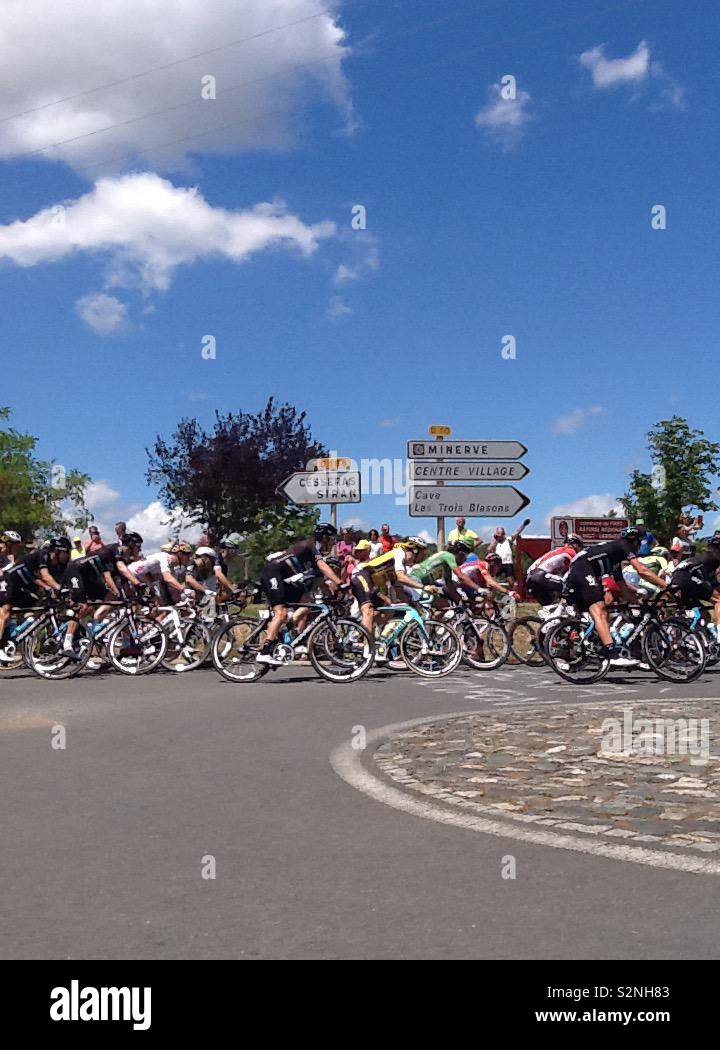 Die Tour de France, die durch ein kleines Dorf Französisch Stockfoto