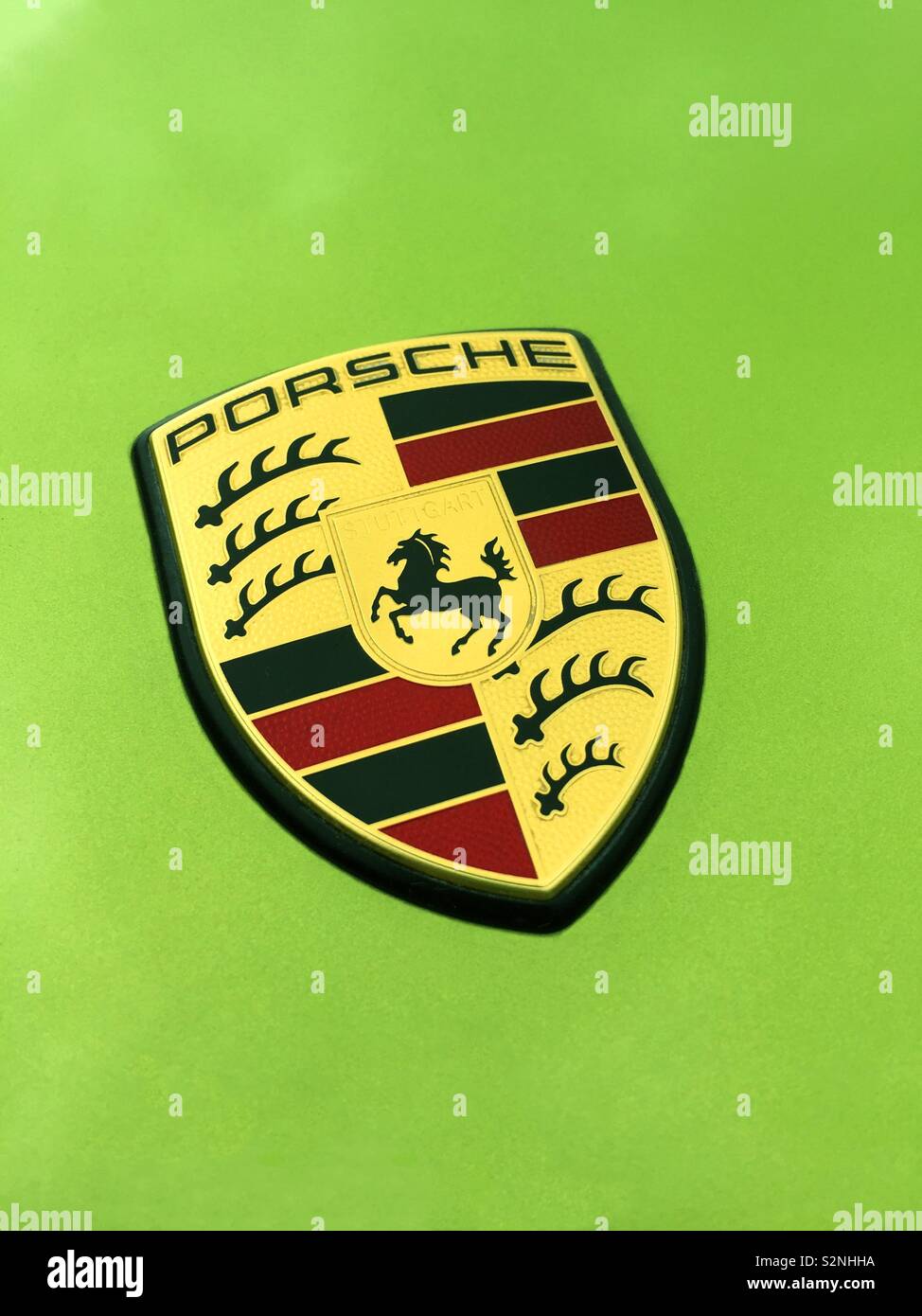 Porsche Car Badge. - Smartphone-aufgenommenes Stockfoto