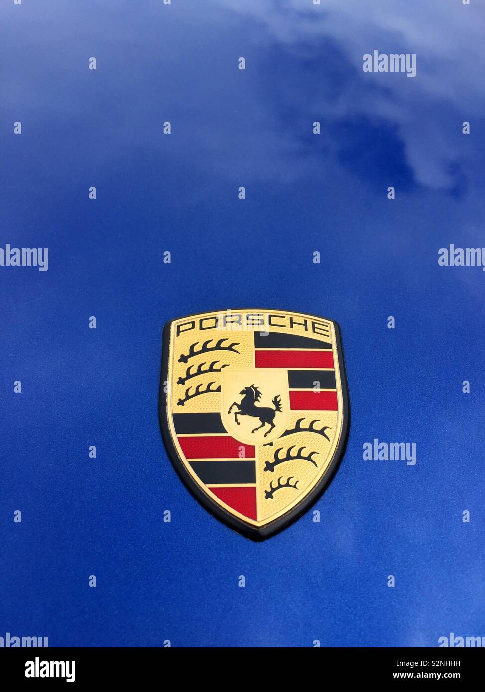 Porsche-Auto-Abzeichen - Smartphone-aufgenommenes Stockfoto