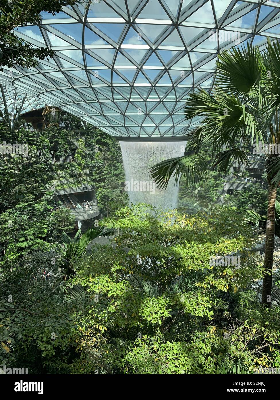 Wasserfall bei Juwel am Changi Airport in Singapur - Smartphone-aufgenommenes Stockfoto