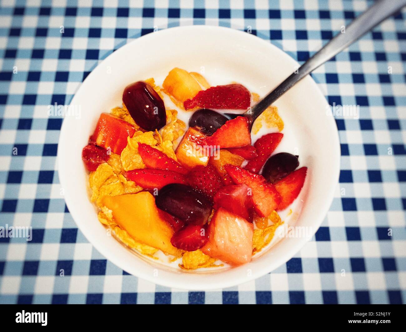 Cornflakes mit frischen Früchten - Smartphone-aufgenommenes Stockfoto