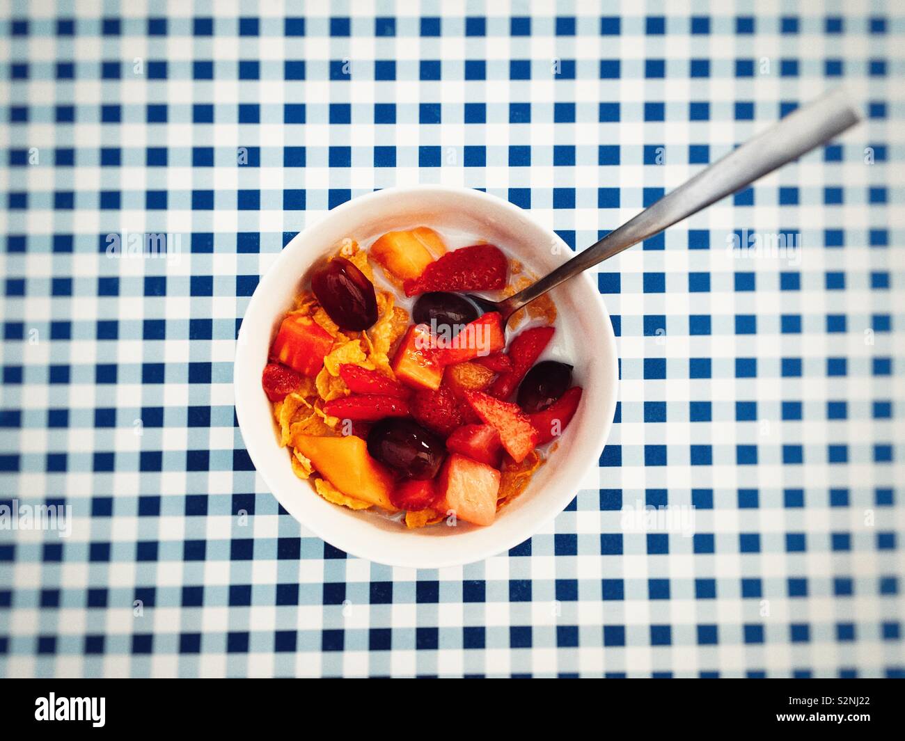 Cornflakes mit frischen Früchten - Smartphone-aufgenommenes Stockfoto