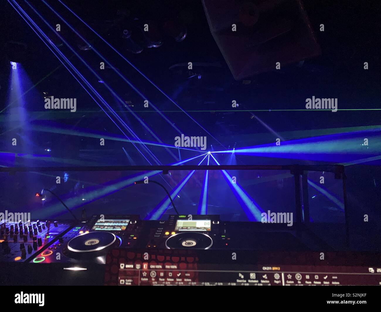 EDM-Laser in einem Nachtclub. Stockfoto