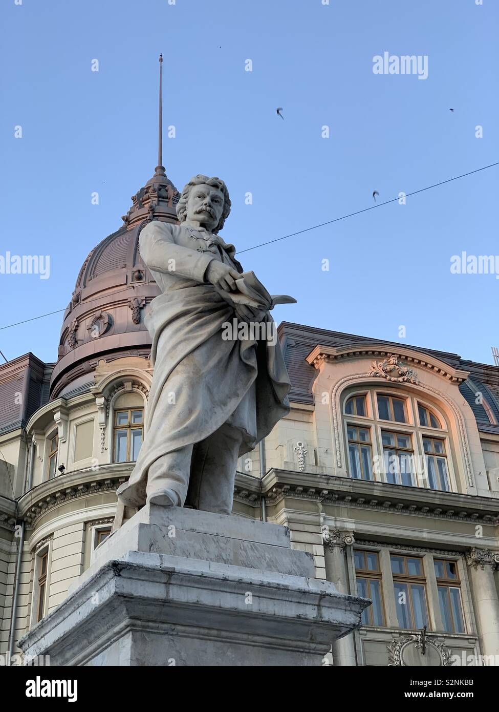 George Lazar Statue, der Gründer der ersten rumänischen Sprachschule in Bukarest, 1818, Universitätsplatz - Smartphone-aufgenommenes Stockfoto