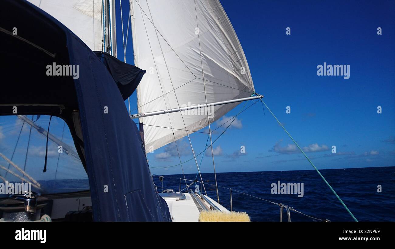 In Windrichtung segeln auf dem Atlantik Stockfoto