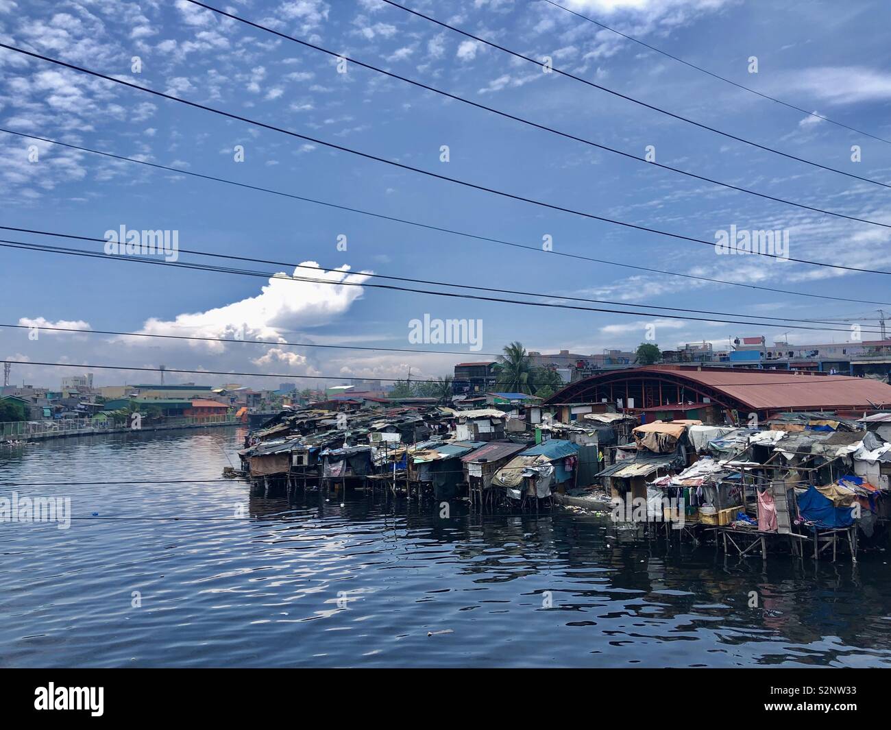 Slum Gegend entlang des Flusses in Manila, Philippinen. Stockfoto