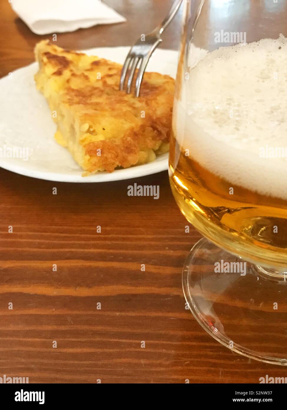 Spanisches Omelette und ein Glas Bier. Spanien. - Smartphone-aufgenommenes Stockfoto