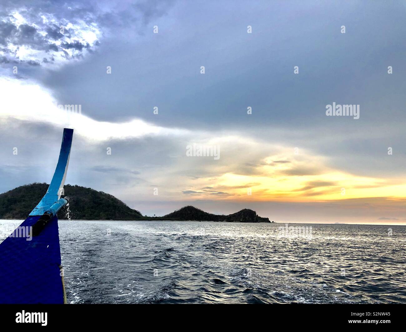 Boot, die Berge, das Meer und den Sonnenuntergang in Batangas, Philippinen. Stockfoto