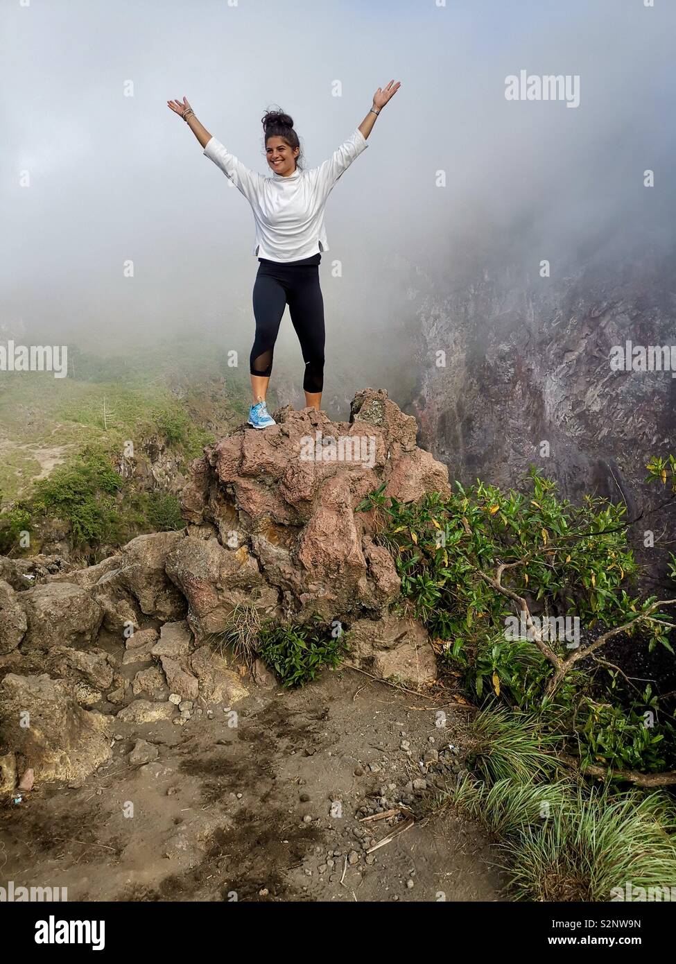 Eine touristische stehen am Rand des Batur Vulkan Krater. - Smartphone-aufgenommenes Stockfoto