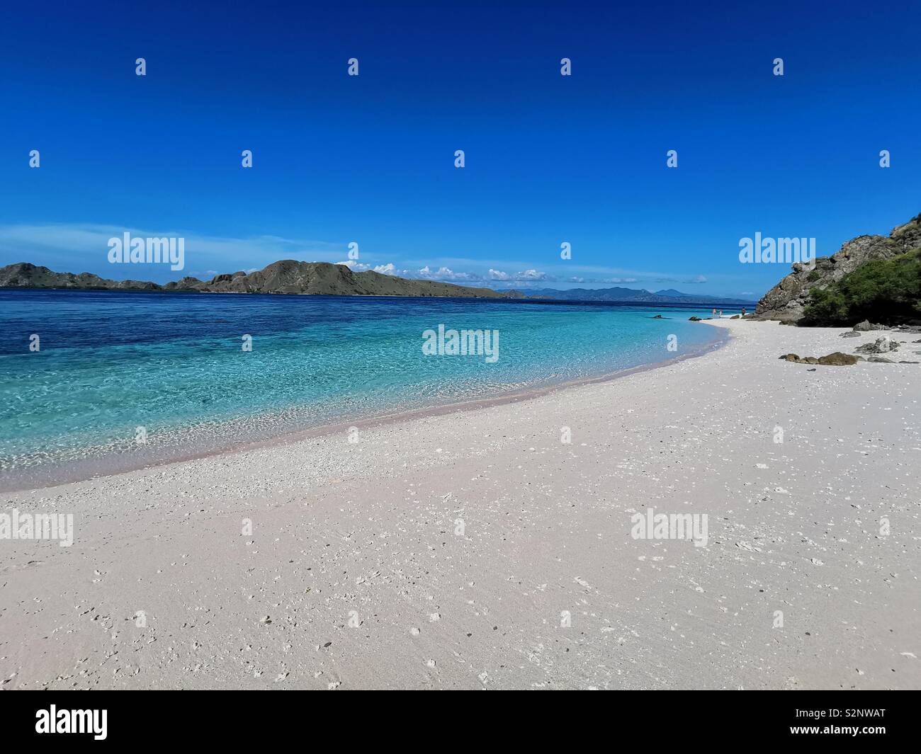 Einem wunderschönen weißen Sandstrand im Komodo Nationalpark in Indonesien. - Smartphone-aufgenommenes Stockfoto
