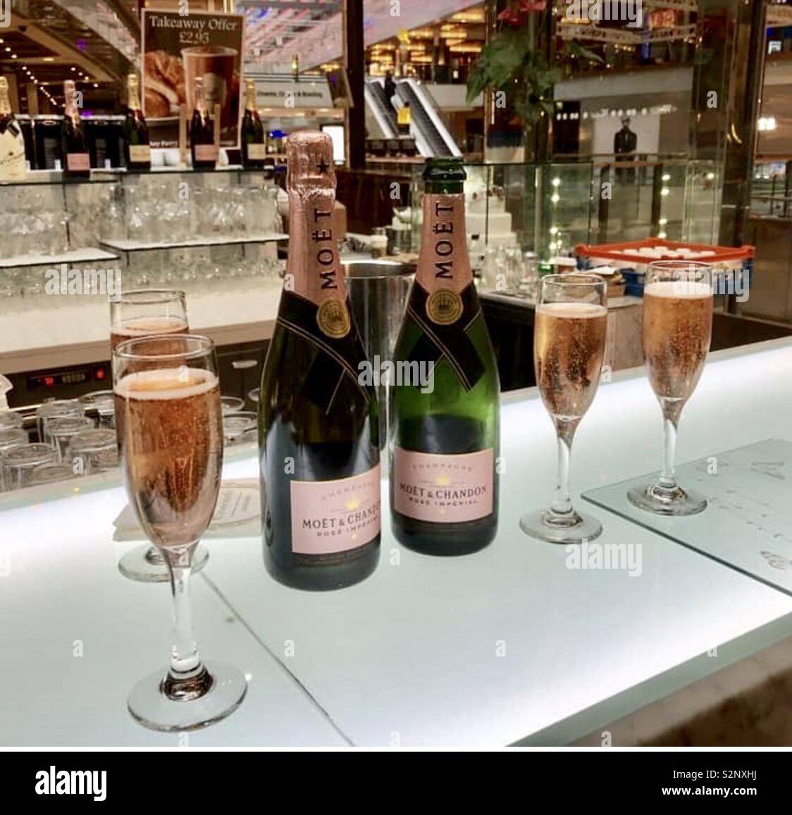 Rosa Champagner in der Champagne Bar, Westfield Stratford City Stockfoto