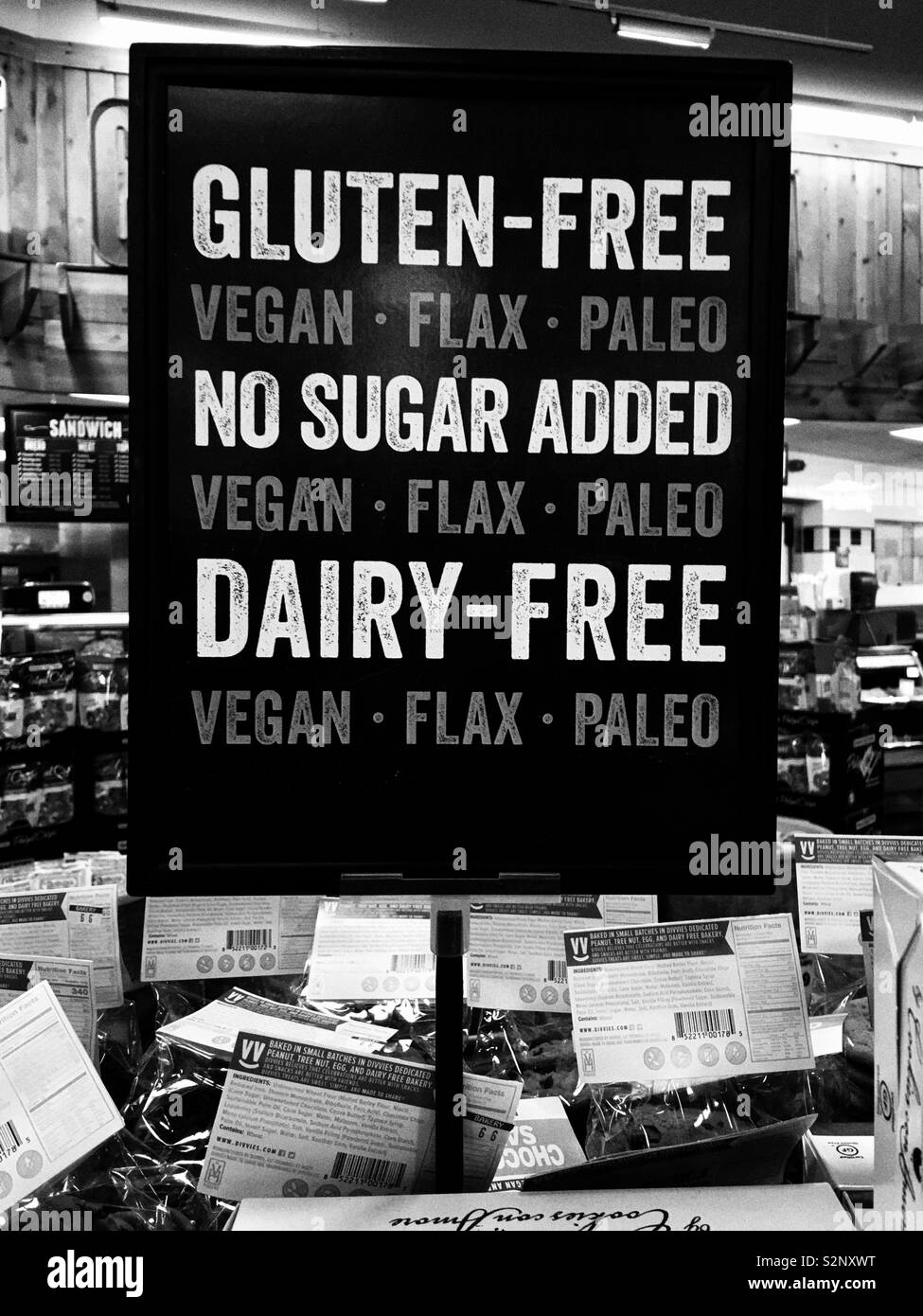 Ein Zeichen in einem Lebensmittelgeschäft Werbung Glutenfrei, Vegan, Flachs, Paleo und ohne Milchprodukte essen zum Verkauf. Stockfoto