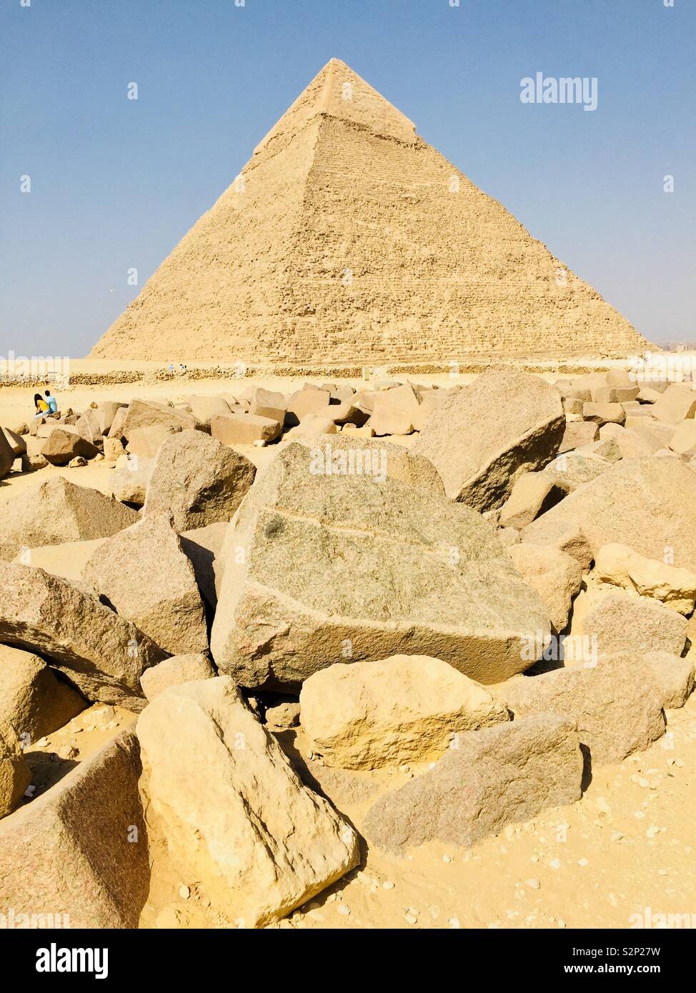 Pyramiden, die einmal mit weißem Marmor & Albaster bedeckt waren. Gebaut mit dem fortschrittlichsten Denken der Zeit, zeigt dieses Erdgeschoss, wo Arbeiter gelebt hätten Stockfoto