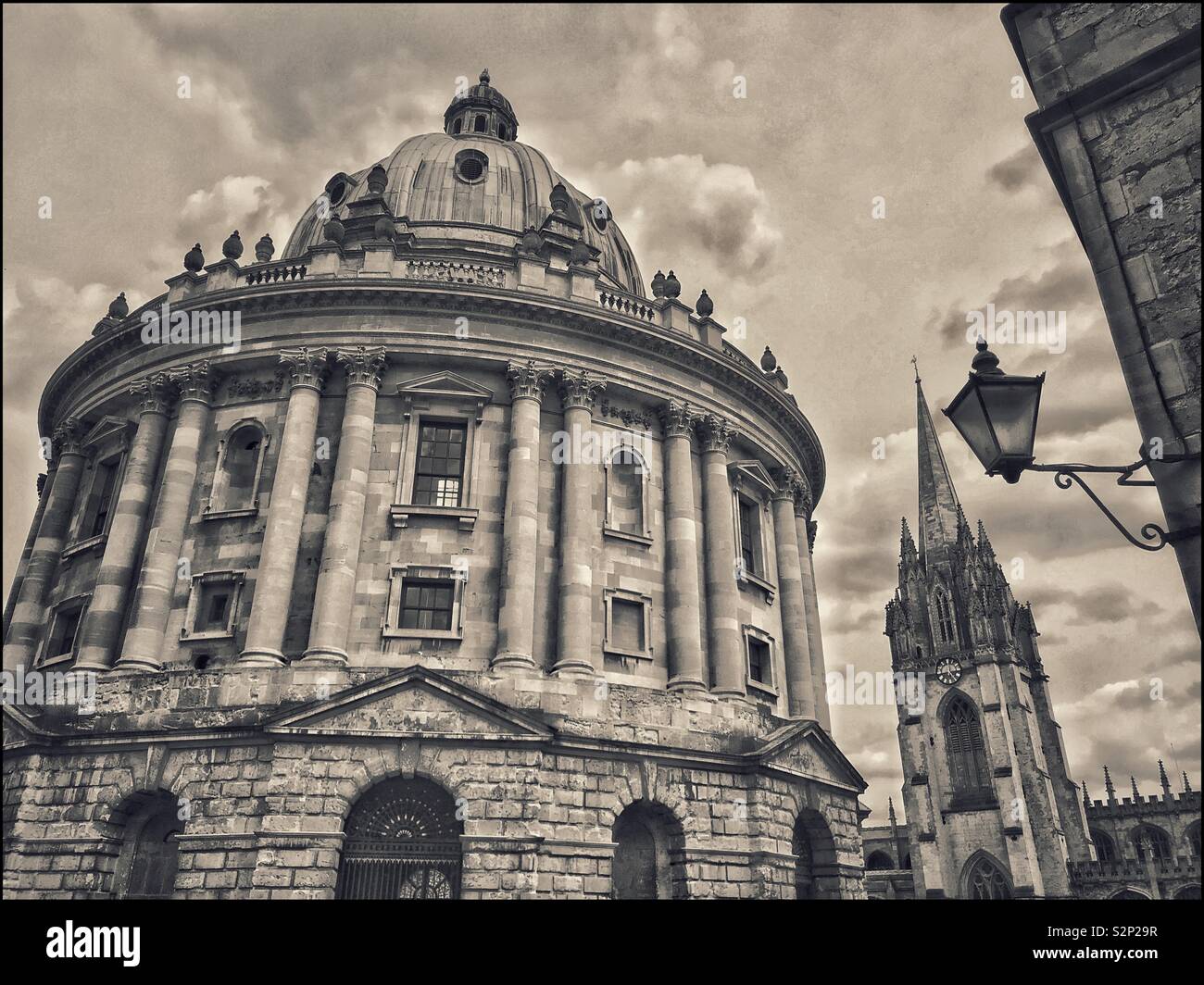 Retro Effekt Bild des Radcliffe Camera Gebäude und die Universität Kirche St. Maria, der Jungfrau, ist in Oxford, England, UK. Eine kultige Szene und weltberühmt. Foto © COLIN HOSKINS. - Smartphone-aufgenommenes Stockfoto