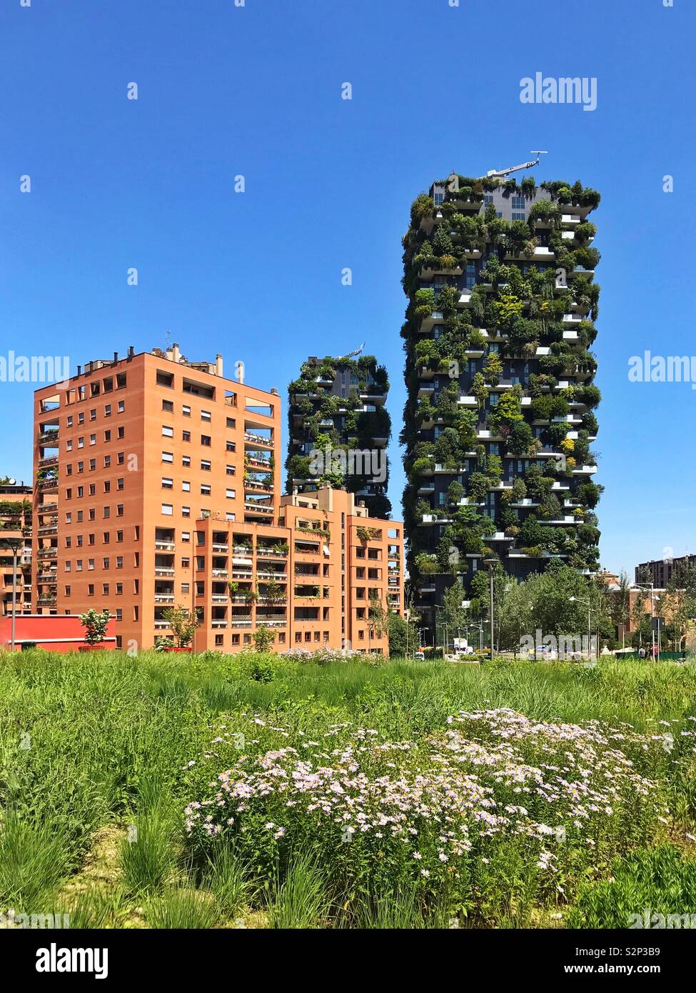 Vertikale Wald-Bosco Vertikal - Wohnanlage entworfen von Boeri Studio (Stefano Boeri, Gianandrea Barreca, und Giovanni La Varra) ist es Bewundert für seine visuell Auffallend Stockfoto