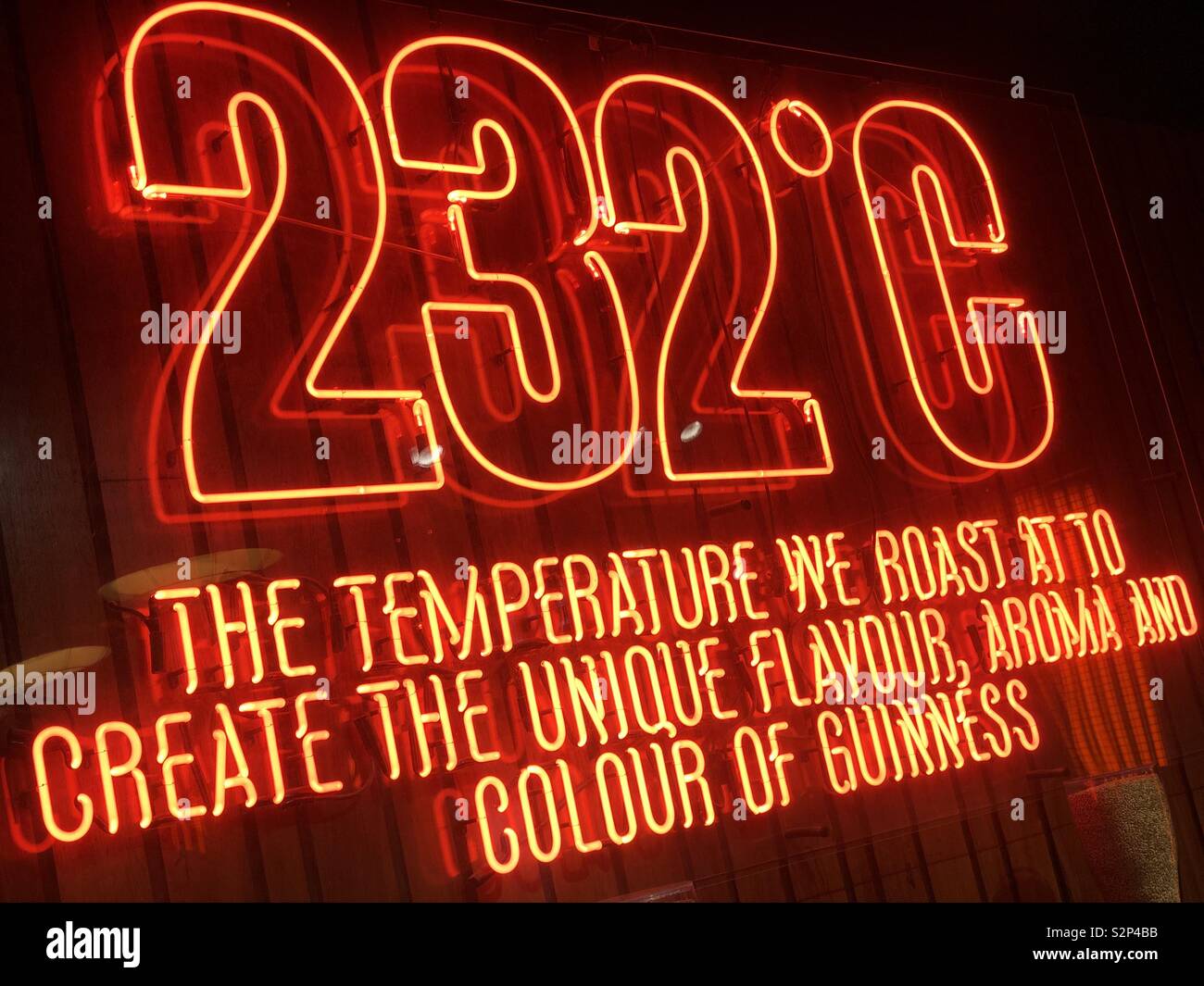 Guinness 232 Grad Leuchtreklame, die richtige Temperatur die Gerste für Guinness zu braten. Stockfoto