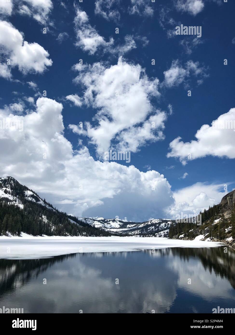 Echo Lake hoch in den Sierras von Kalifornien teilweise noch gefroren, mit Schnee, Ende Mai 2019. Stockfoto