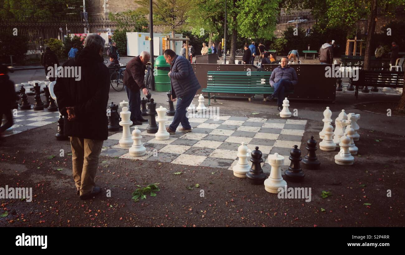 Ältere Männer Schach spielen auf grossen Board auf Genf Bastionen Park, Schweiz gezeichnet - Smartphone-aufgenommenes Stockfoto