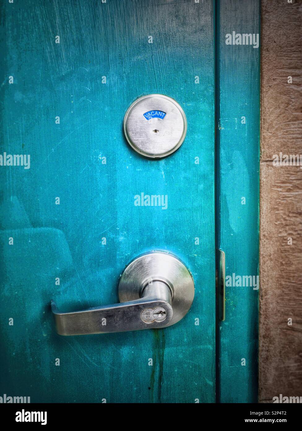 Bunte outdoor entriegelt Toilette WC-Tür mit dem Wort "frei" auf Schloss Zeichen gekennzeichnet. Stockfoto