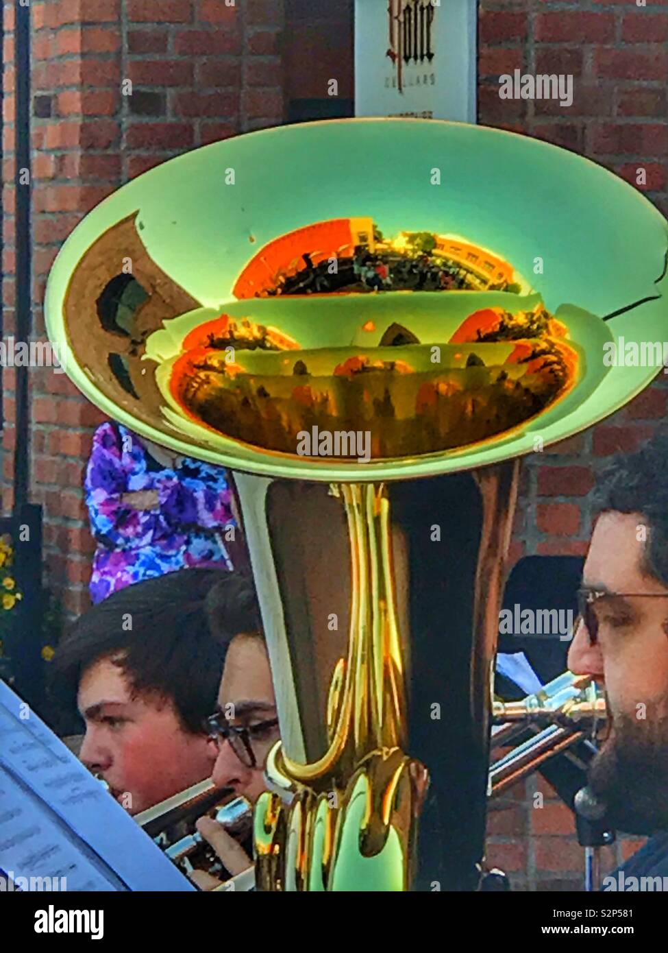 Reflexion von Gebäuden in das Horn der grossen Posaune Tuba - Smartphone-aufgenommenes Stockfoto