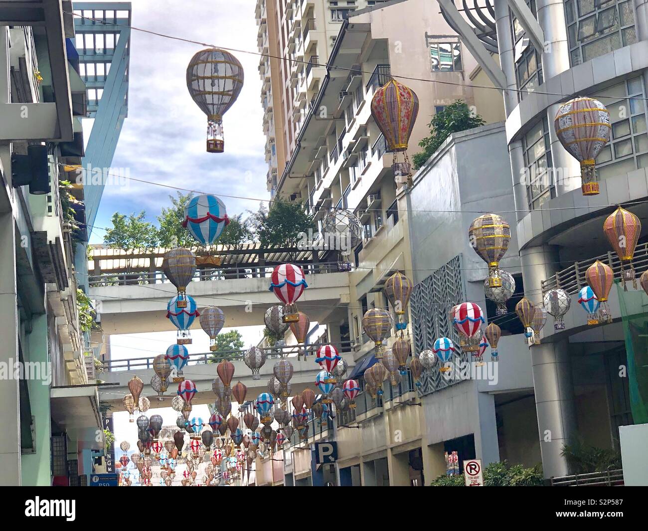 Fallschirme hängen auf den Straßen von Araneta, Quezon City, Philippinen. - Smartphone-aufgenommenes Stockfoto