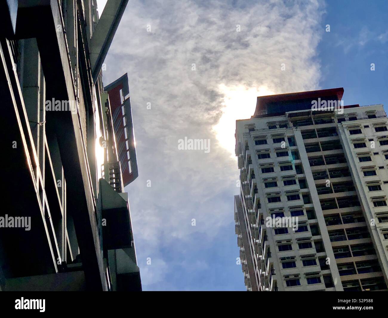Sunrise und Gebäude im Araneta, Quezon City - Smartphone-aufgenommenes Stockfoto