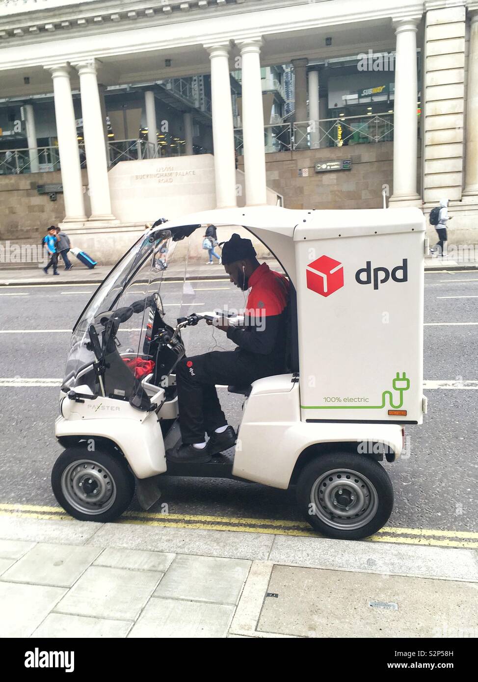 Elektrische Lieferung Quad, Buckingham Palace Road, London, England, Vereinigtes Königreich. - Smartphone-aufgenommenes Stockfoto