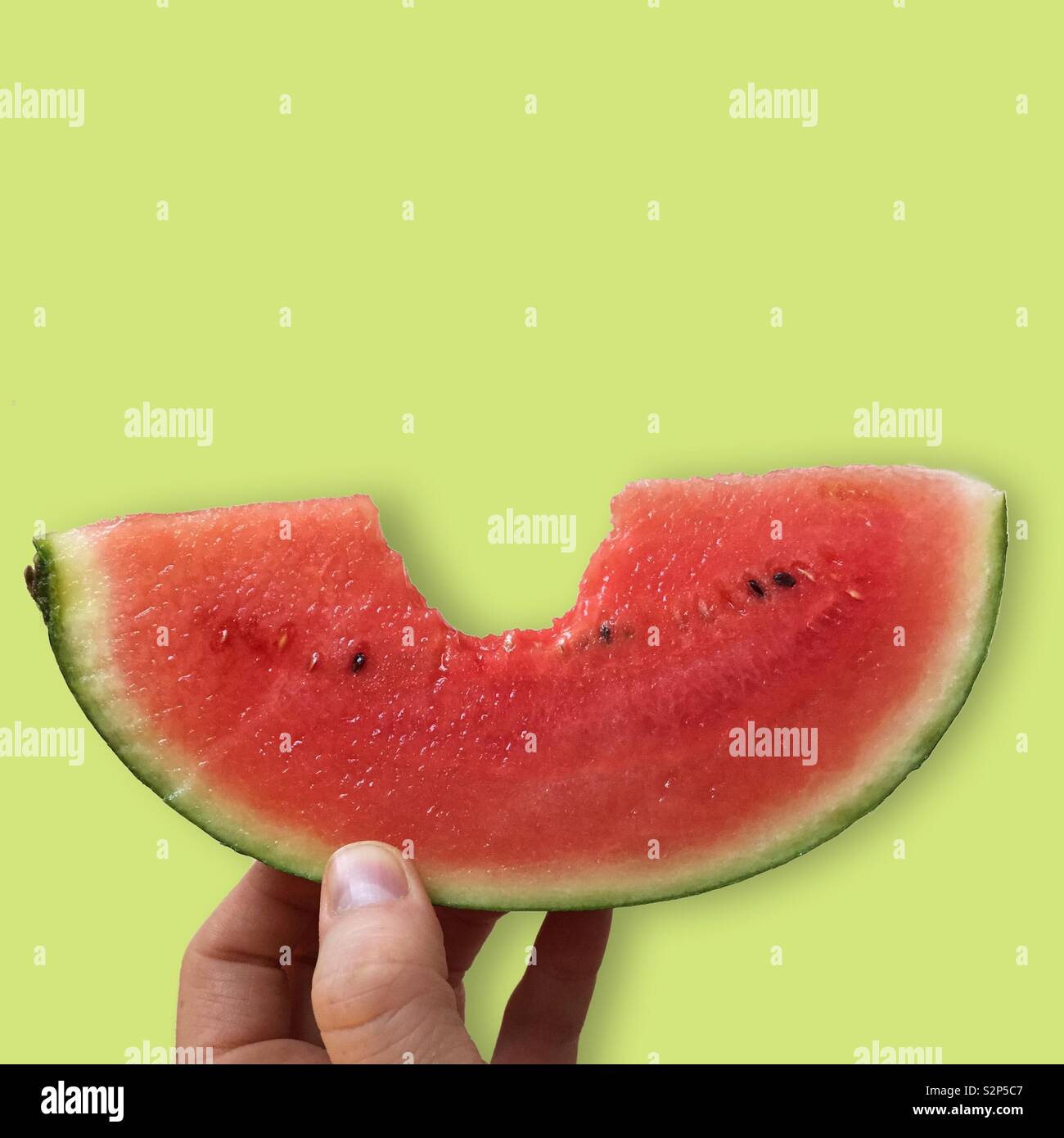Wassermelone mit Biss aus. Wassermelone auf gelb Sommer Hintergrund Stockfoto