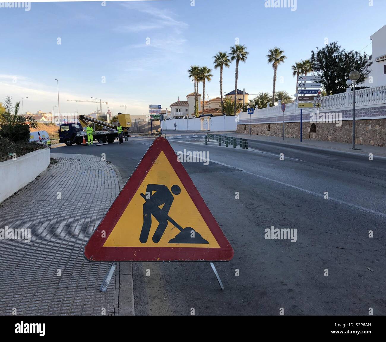 Orihuela Costa, Alicante, Spanien - April 2019: Bau auf Asphalt Stockfoto