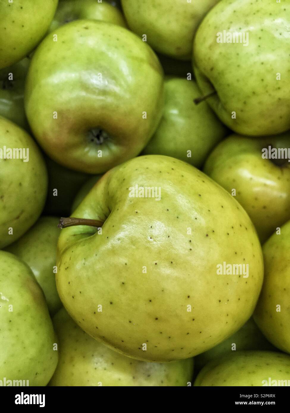 Frische reife roh Golden Delicious äpfel. Stockfoto