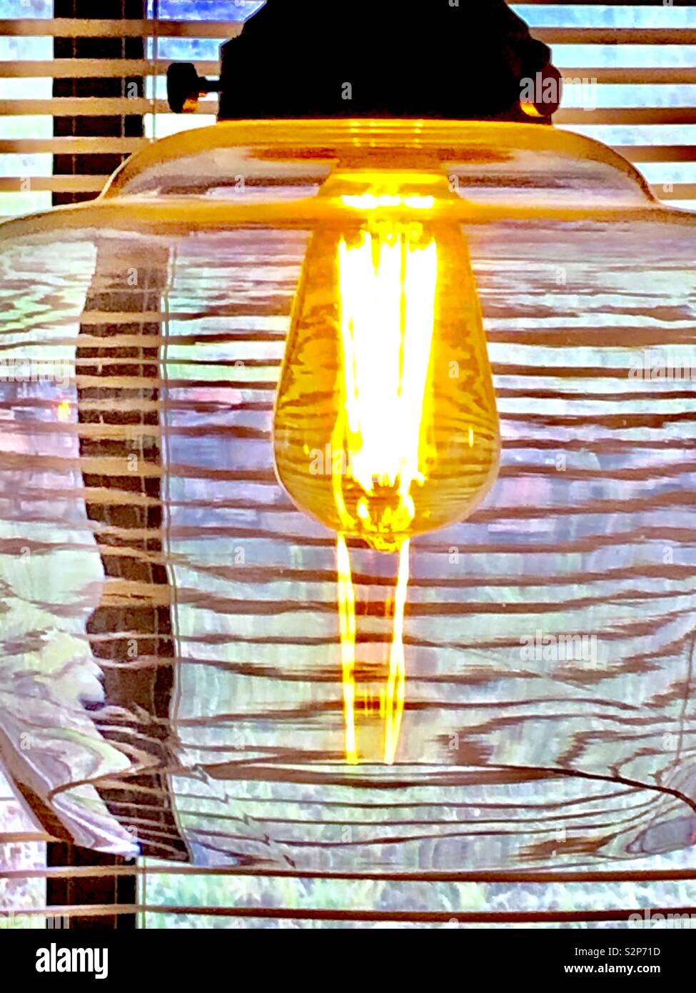 Lampe mit Edison die Glühbirne und parallele Linien Muster Stockfoto