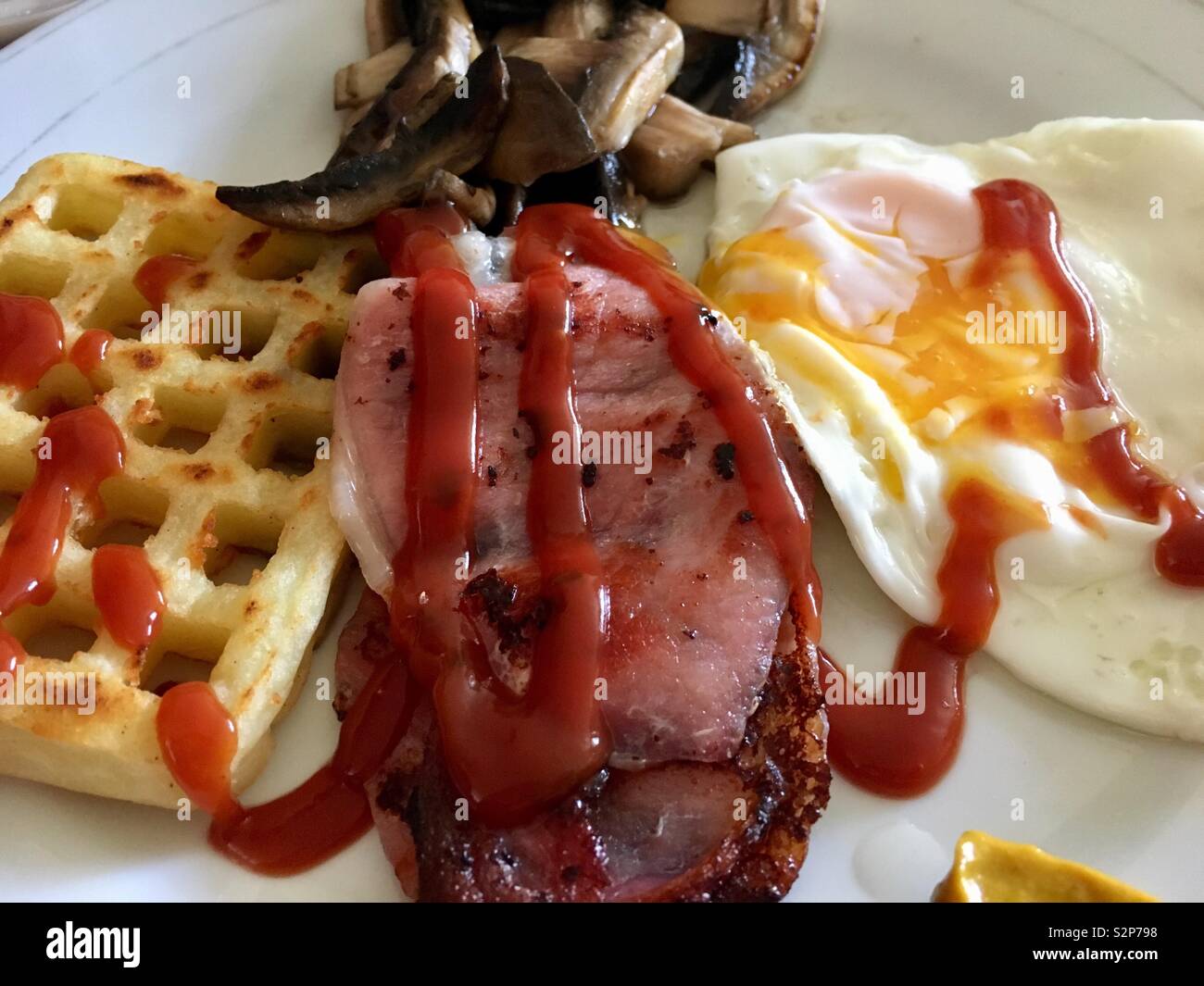 Britisches Frühstück braten bis mit Speck und Eier Stockfoto