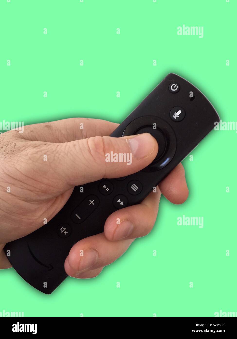 Männliche Hand hält eine Amazon-Stick-Fernbedienung. Coronavirus tv. Stockfoto