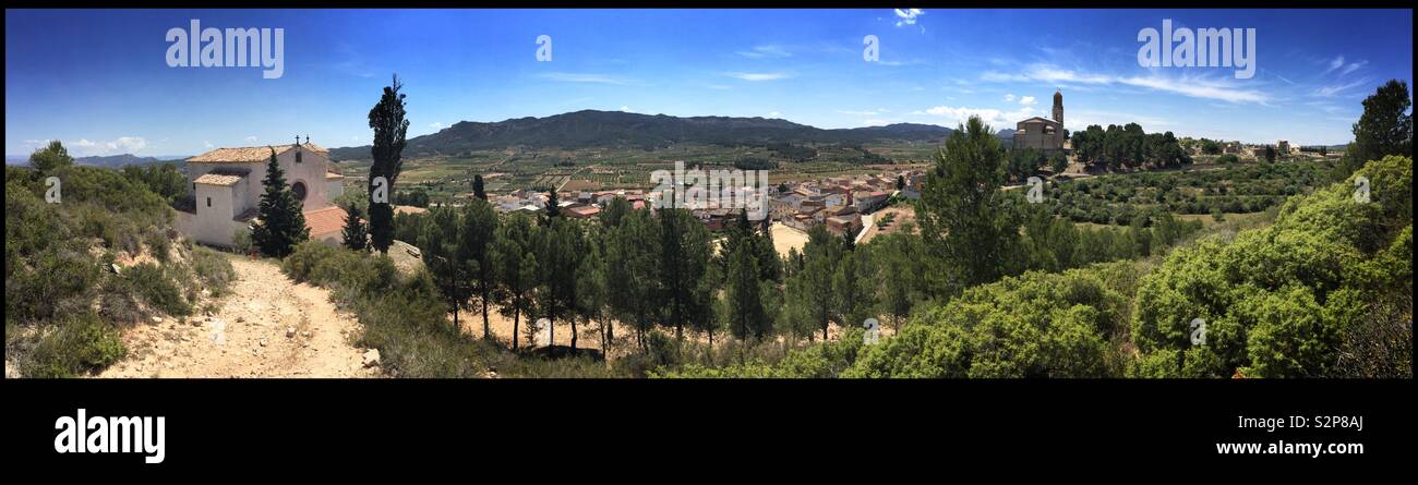 Panorama von Corbera d'Ebre zeigt die Ermita del Calvari (links) auf dem Hügel, Katalonien, Spanien. Stockfoto