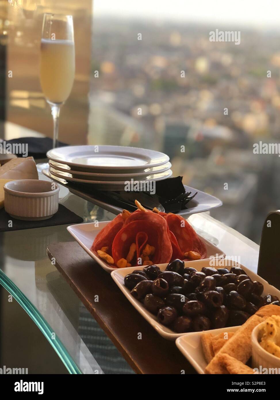 Essen und Getränke mit einer Londoner Stadtbild darüber hinaus. - Smartphone-aufgenommenes Stockfoto