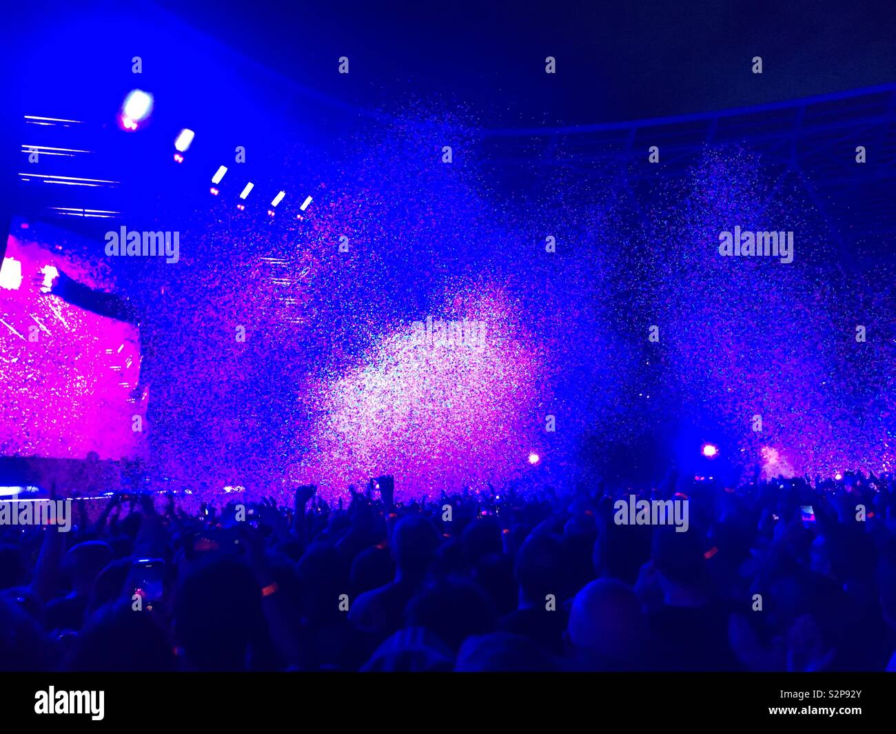 Konfetti Explosion bei Muse Konzert London Stadion Stockfoto