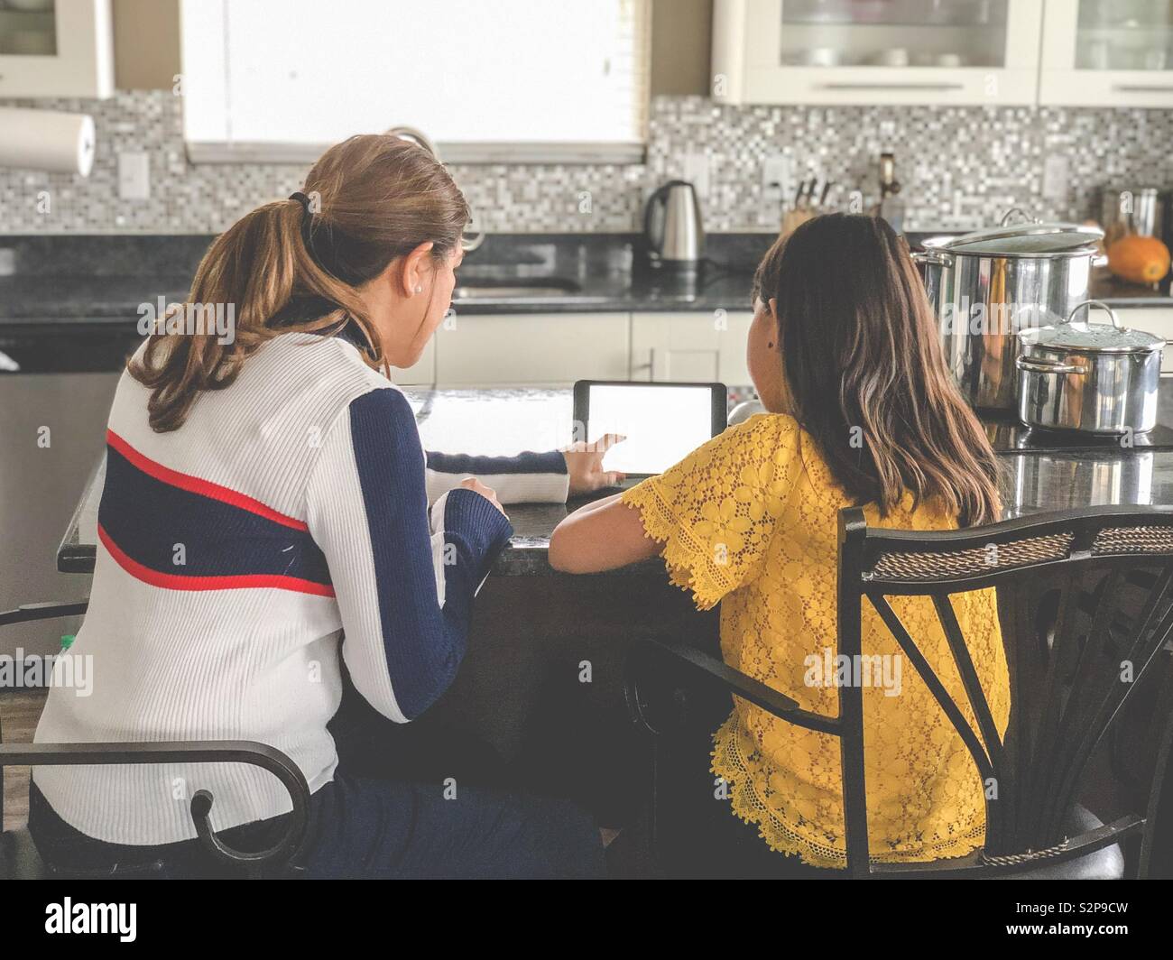 Mutter und Tochter zusammen Hausaufgaben Stockfoto