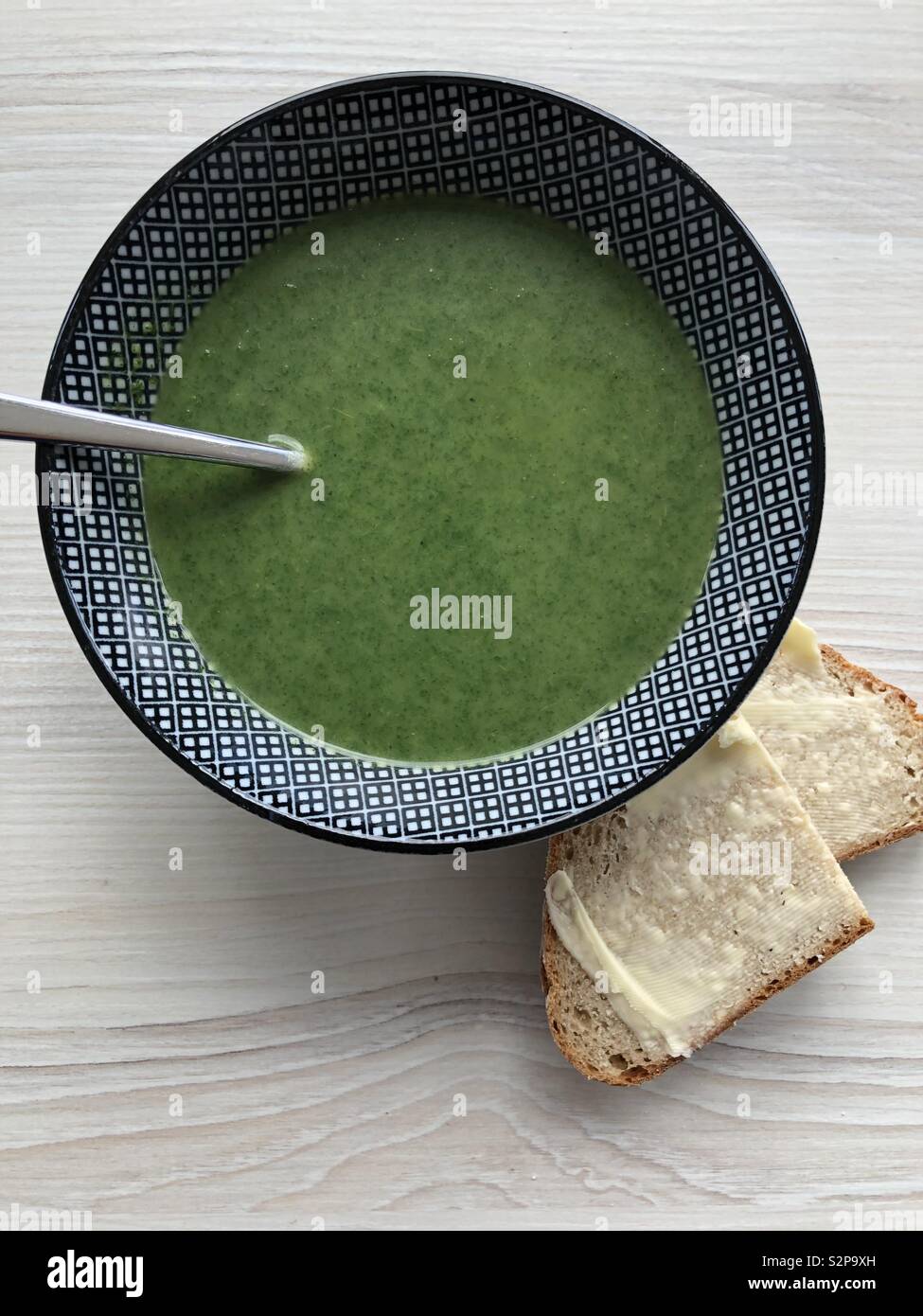 Grüne Suppe Schüssel Stockfoto