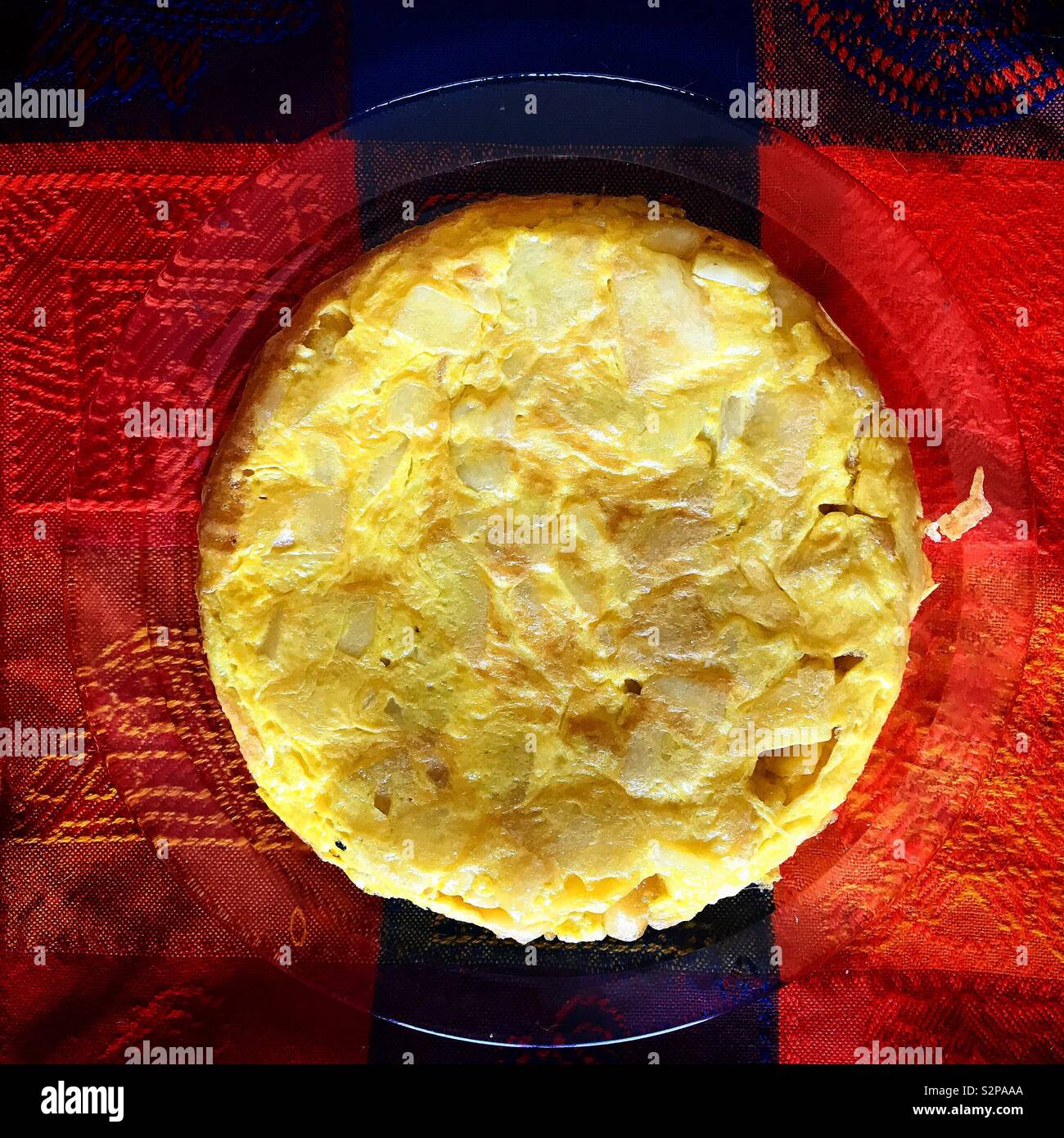 Eine spanische Tortilla Kartoffeln Omelette in eine farbige Tabelle in Andalusien, Spanien - Smartphone-aufgenommenes Stockfoto