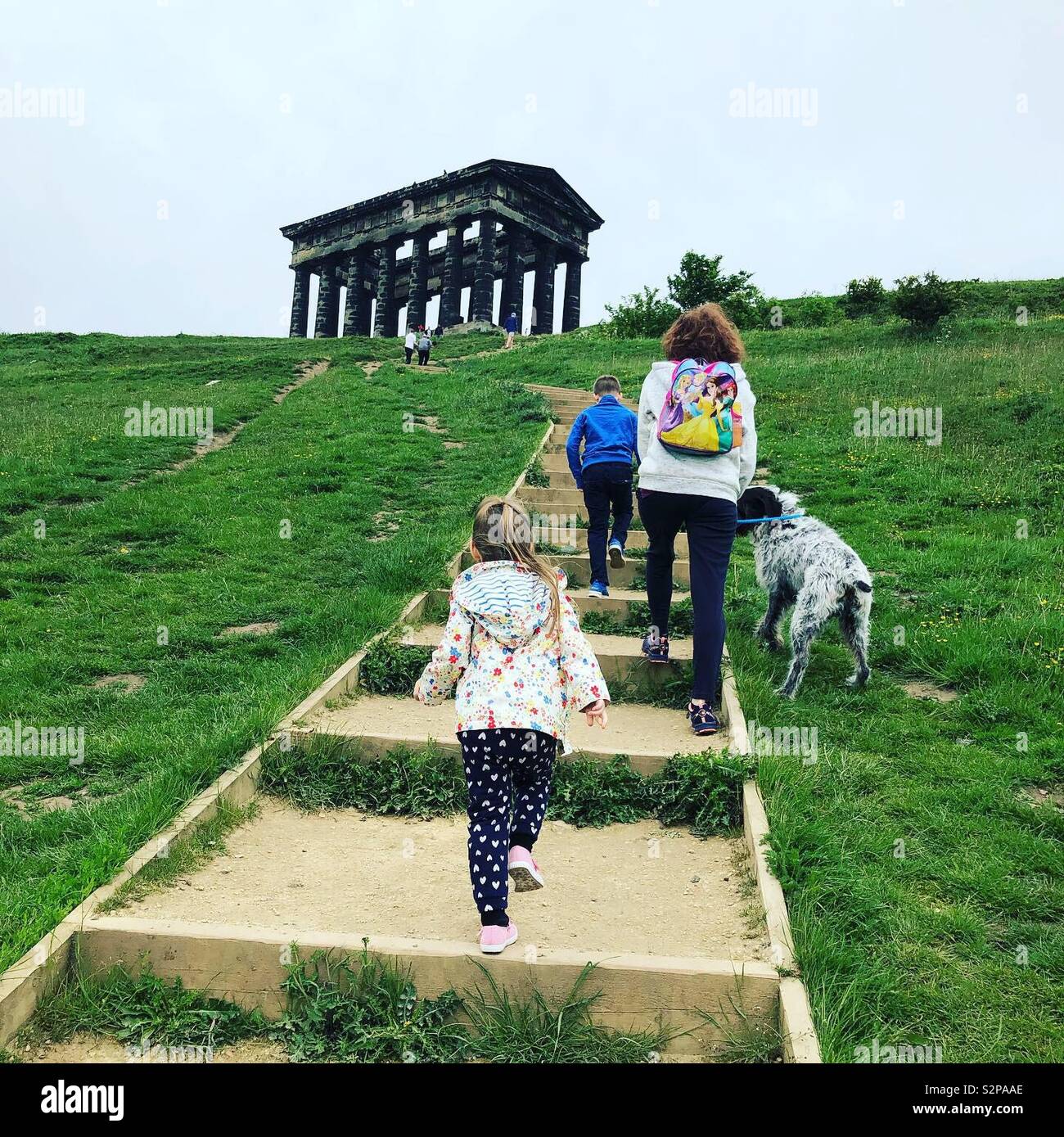 Familie gehen bis penshaw Monument Stockfoto