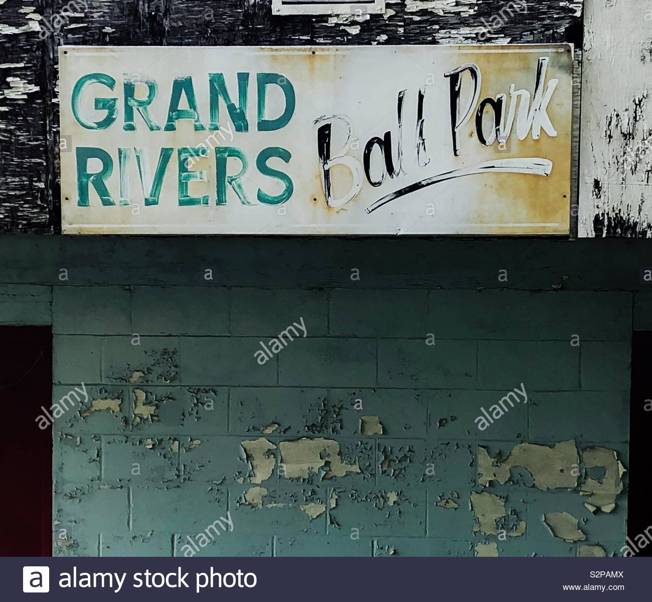 Ein rustikales Zeichen für Grand Rivers Ball Park, ein wenig verwendet Park in Grand Rivers, Kentucky. Stockfoto