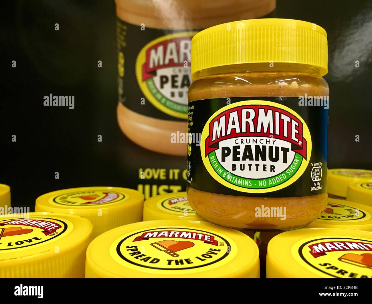 Gläser von marmite Erdnussbutter Ausbreitung in einem Shop Anzeige Stockfoto