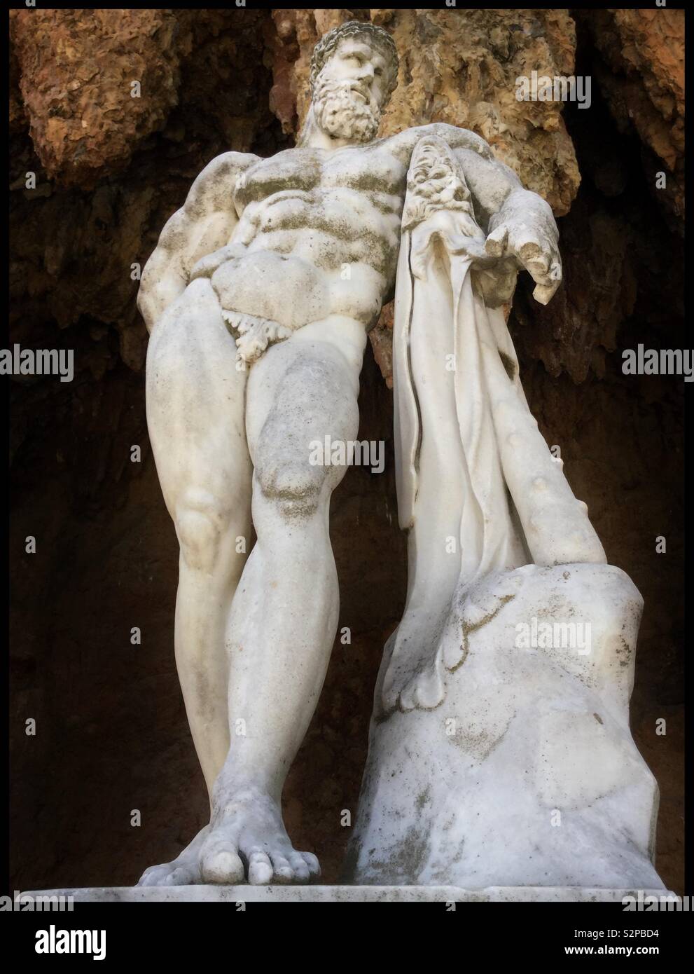 Die Statue des Herkules auf Anzeige im Parc Samà, in der Nähe von Tarragona, Katalonien, Spanien. - Smartphone-aufgenommenes Stockfoto