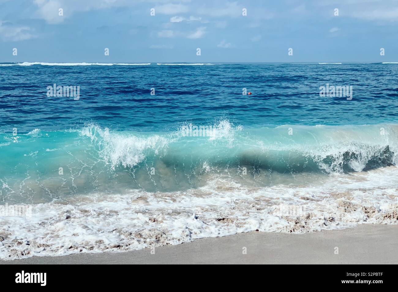 Wellen brechen am Strand von Nusa Dua Beach auf Bali, Indonesien Stockfoto
