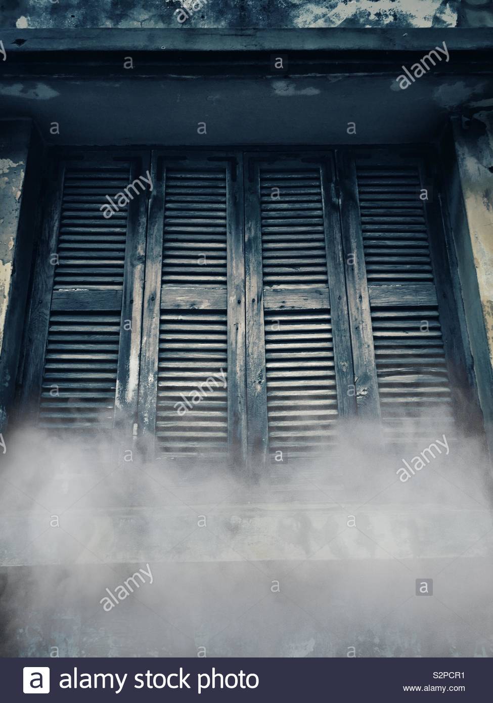 Spooky alten Fensterläden mit geheimnisvoller Nebel Stockfoto