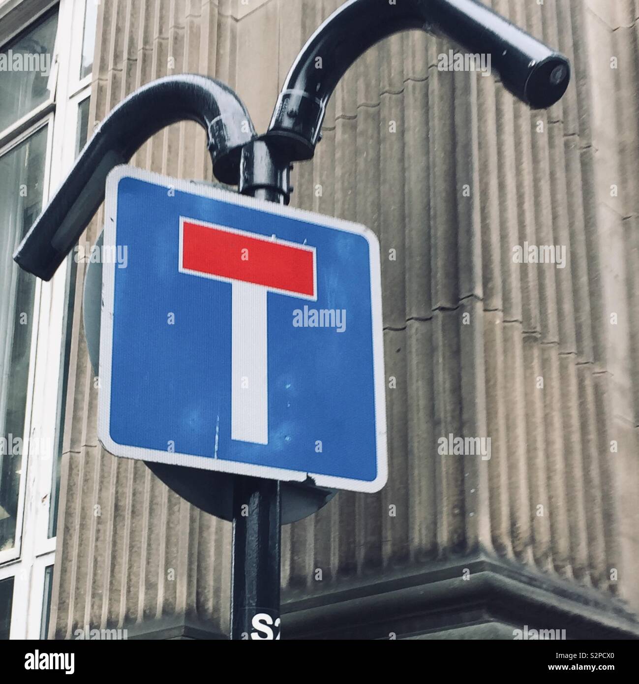 Schild, keine Durchgangsstraße, Gebäude Stockfoto