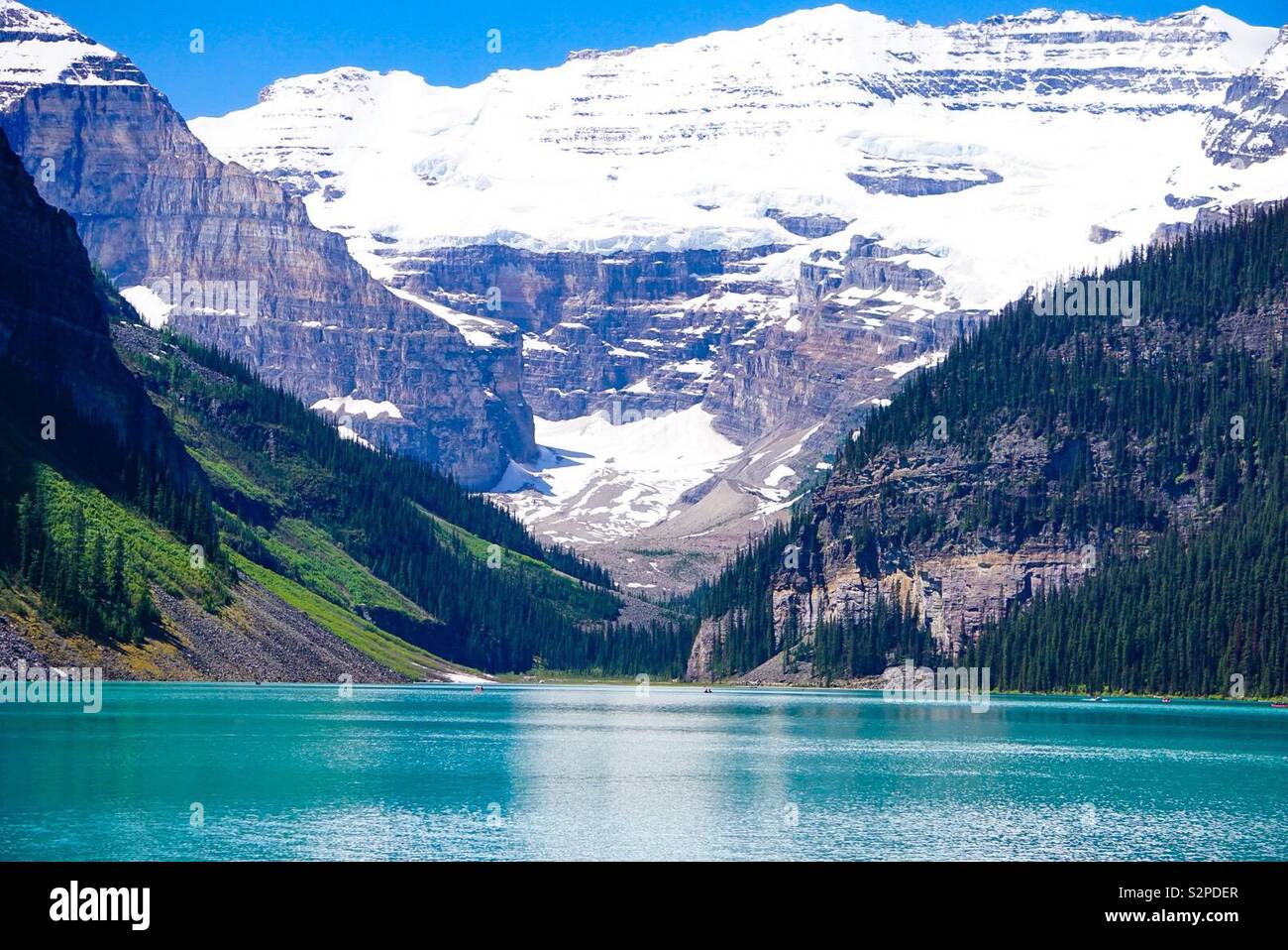 Schöne Aussicht auf die schneebedeckten Berge und das türkisfarbene Wasser des Lake Louise im Banff National Park in Alberta, Kanada Stockfoto