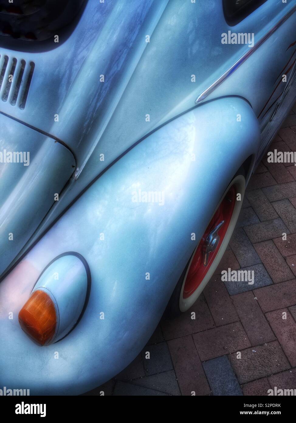 Pale Blue vintage Volkswagen Käfer Kotflügel hinten und Rücklicht - Smartphone-aufgenommenes Stockfoto