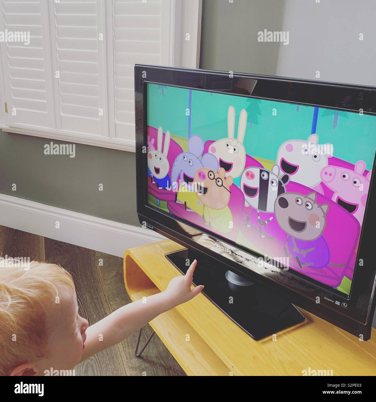 Kleinkind aufpassen Solitärspiele im Fernsehen Stockfoto
