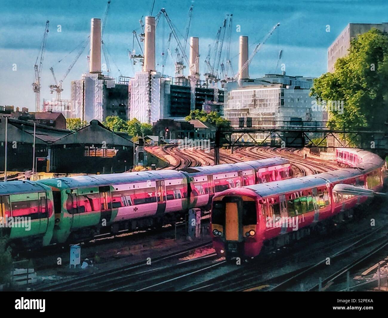 Battersea Power Station und Züge. Stockfoto
